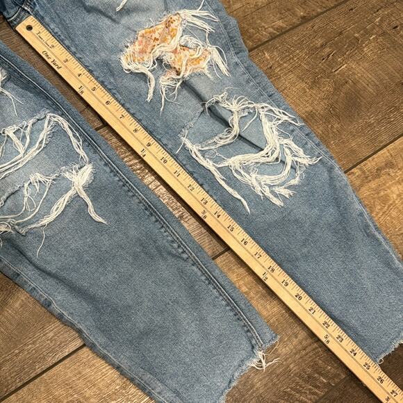 American Eagle Women's Patched Mom Straight Jean Medium Wash Size 8 - Picture 4 of 7